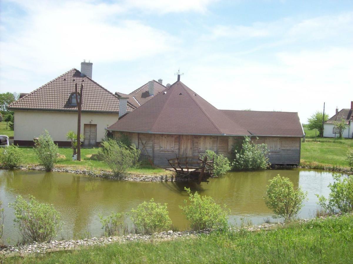 Lila Akac Vendeghaz Hotel Dabrony Buitenkant foto